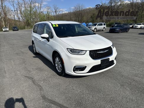 Used 2023 Chrysler Pacifica Touring-L image 1