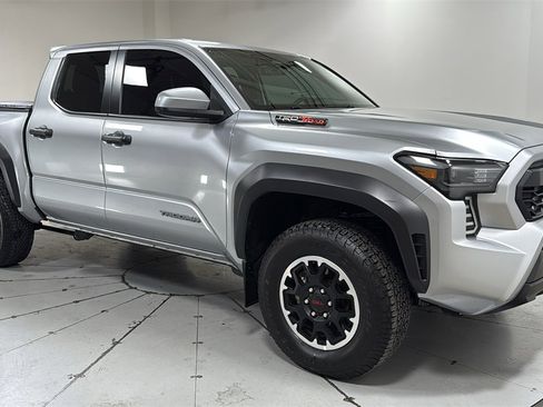 Certified 2024 Toyota Tacoma TRD Off-Road image 3