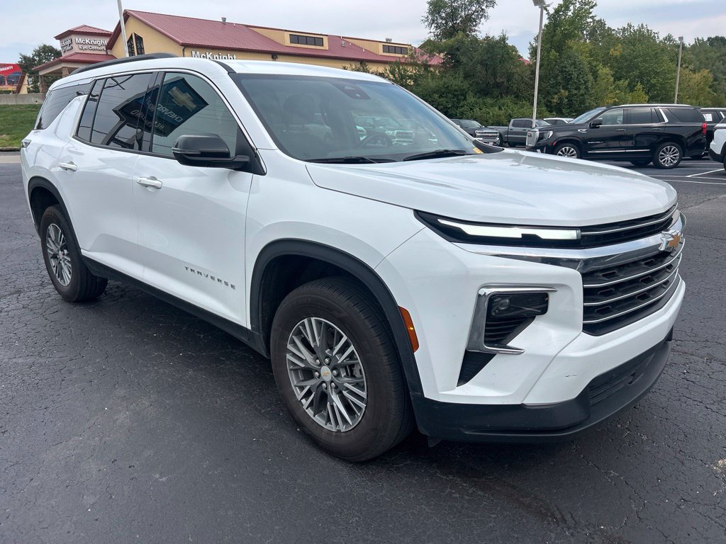 Used 2025 Chevrolet Traverse LT FWD image 3