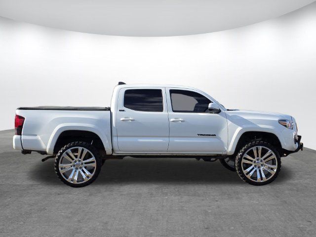 Used 2022 Toyota Tacoma SR5 w/ Technology Package AWD/4WD image 3