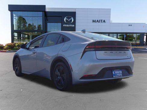 Used 2025 Toyota Prius LE FWD image 5