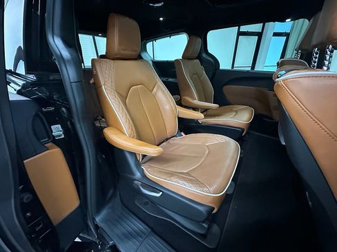 Used 2025 Chrysler Pacifica Pinnacle image 20