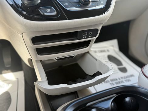 Used 2020 Chrysler Pacifica Limited w/ Advanced Safetytec Group image 35