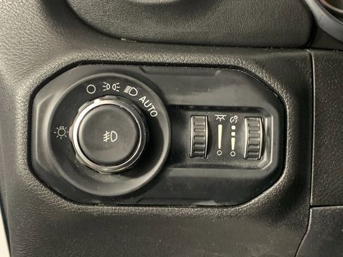 Used 2018 Jeep Wrangler Unlimited Sahara image 17