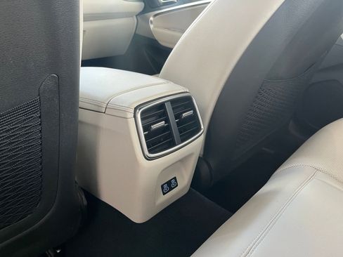 Used 2025 Genesis G70 2.5T image 24