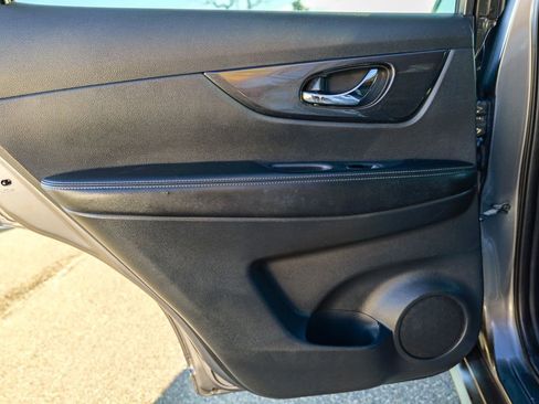 Used 2020 Nissan Rogue SV image 23