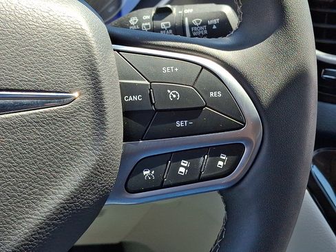 Used 2024 Chrysler Pacifica Touring-L FWD image 22
