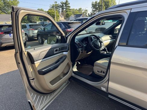 Used 2017 Ford Explorer XLT w/ Equipment Group 202A AWD/4WD image 10