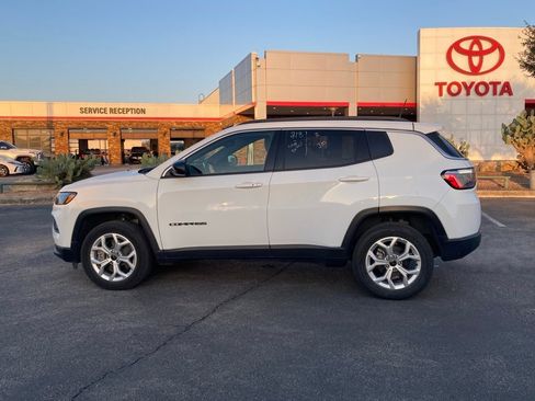 Used 2025 Jeep Compass Latitude image 8