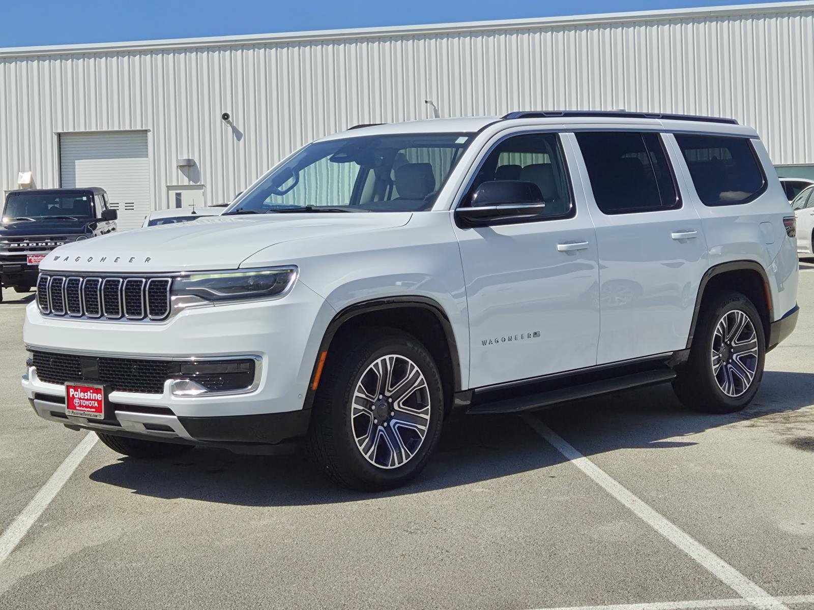 Used 2024 Jeep Wagoneer Series II w/ Flexible Seating Group RWD image 3