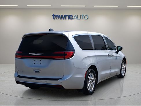 Used 2024 Chrysler Pacifica Touring-L FWD image 5
