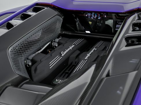 Used 2024 Lamborghini Revuelto image 22