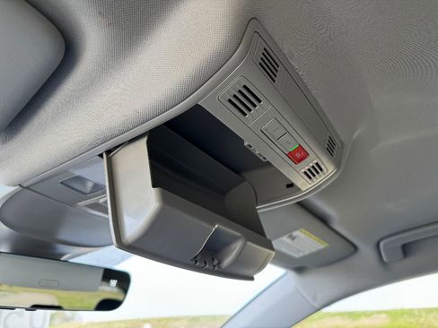 Used 2024 Volkswagen Taos SE image 29