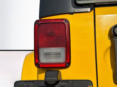 Used 2015 Jeep Wrangler Unlimited Sahara w/ Connectivity Group image 10