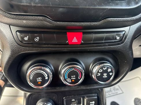 Used 2016 Jeep Renegade Trailhawk w/ Cold Weather Group AWD/4WD image 32