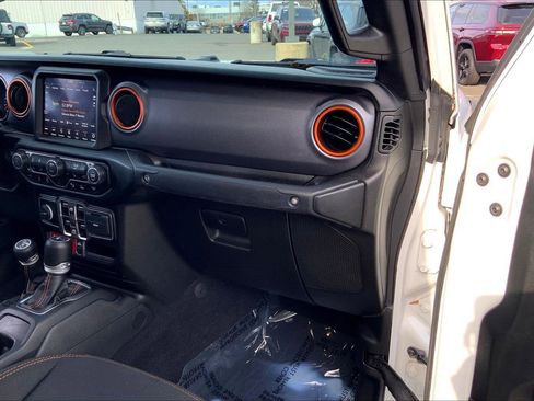 Certified 2022 Jeep Gladiator Mojave w/ Cold Weather Group image 16