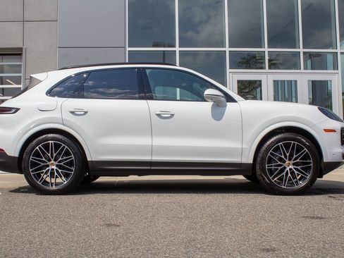 Used 2025 Porsche Cayenne Base w/ Premium Package Plus image 4