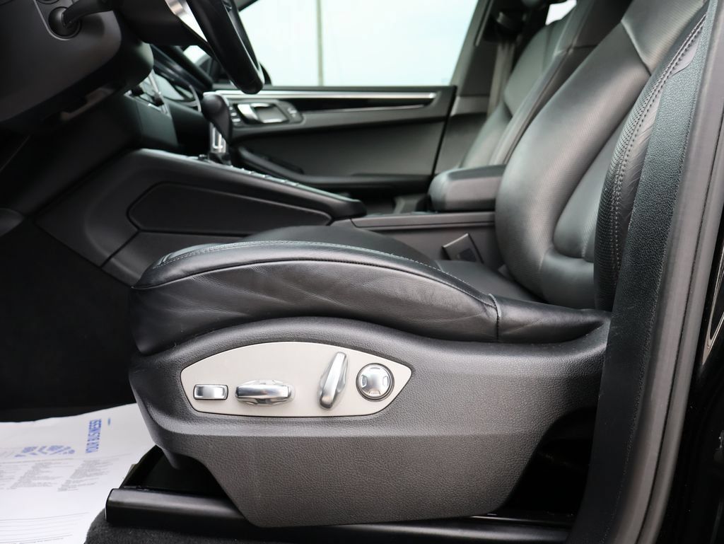 Used 2018 Porsche Macan AWD/4WD image 34