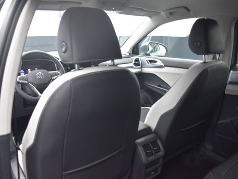 Used 2025 Volkswagen Taos SE FWD image 19