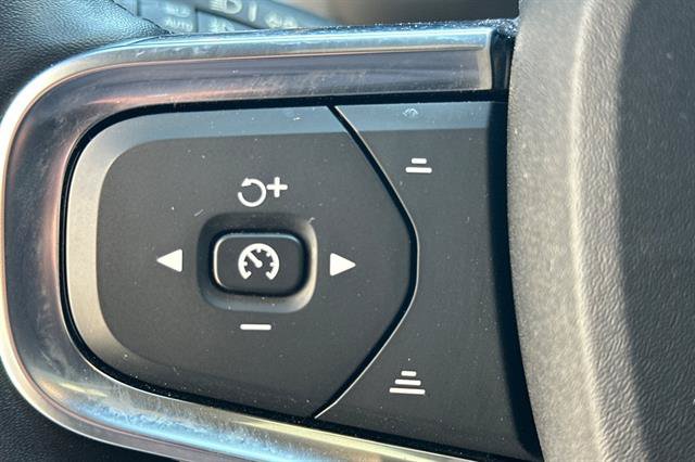 Certified 2025 Volvo XC40 B5 Core AWD/4WD image 27