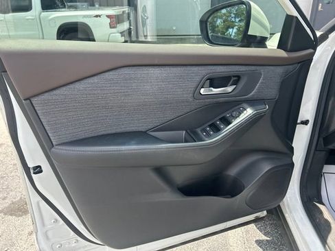 Used 2023 Nissan Rogue SV FWD image 6