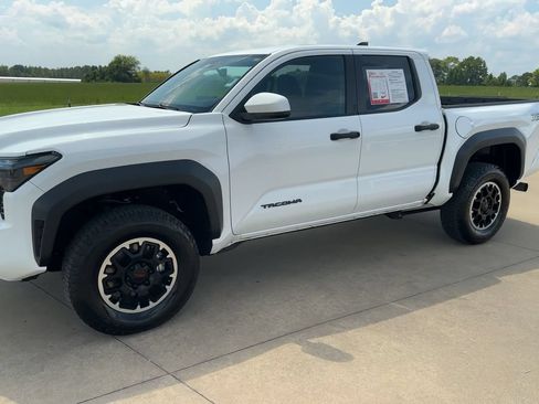 Used 2024 Toyota Tacoma TRD Off-Road AWD/4WD image 5