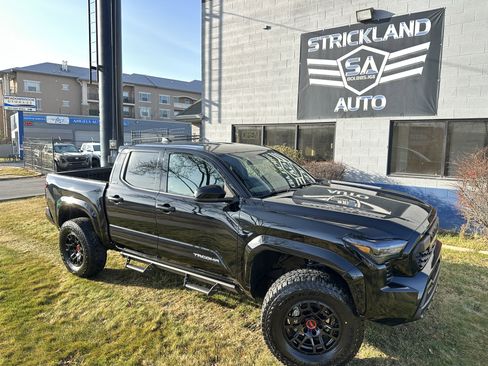 Used 2025 Toyota Tacoma SR5 image 2