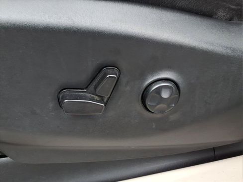 Used 2024 Chrysler Pacifica Touring-L FWD image 16