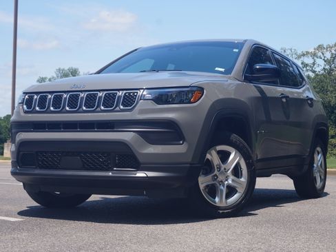 Used 2023 Jeep Compass Sport image 4
