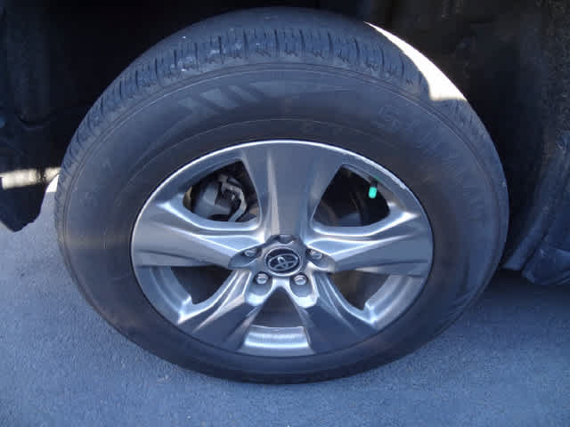Used 2024 Toyota RAV4 XLE AWD/4WD image 11