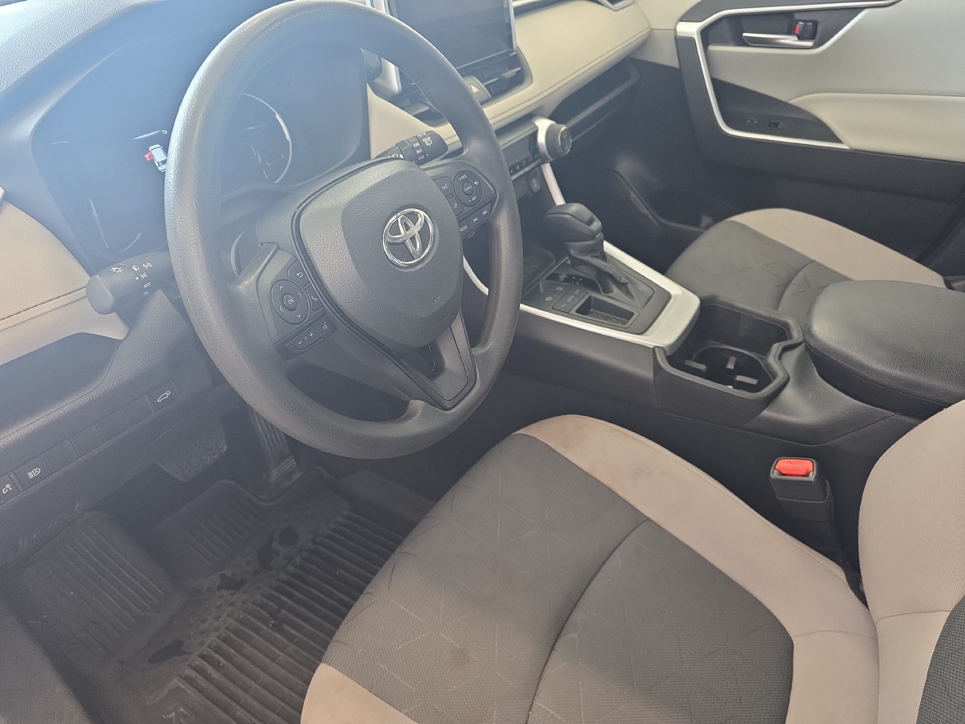 Used 2023 Toyota RAV4 XLE w/ Convenience Package FWD image 16