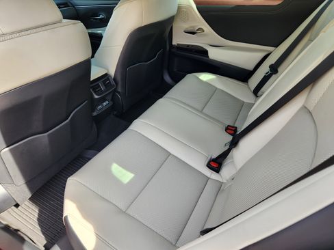 Used 2025 Lexus ES 300h w/ Premium Package image 39