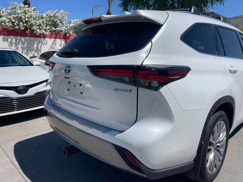 Used 2024 Toyota Highlander Platinum image 4
