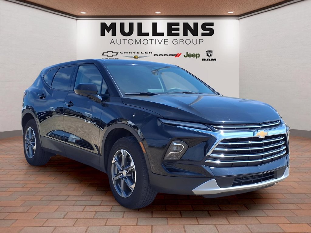 Used 2025 Chevrolet Blazer LT FWD image 3