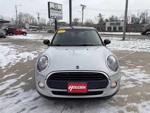 Used 2017 MINI Cooper 4-Door Hardtop image 2