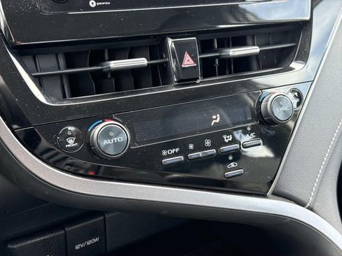 Used 2024 Toyota Camry SE image 11