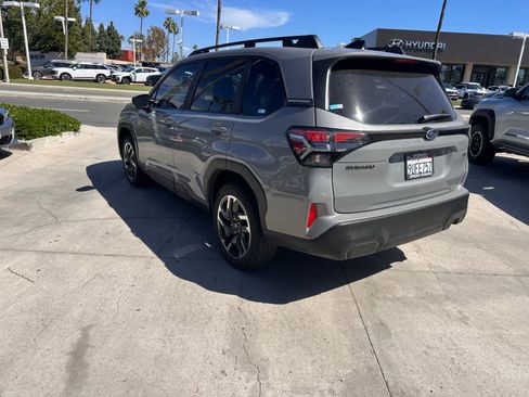 Used 2025 Subaru Forester Premium image 3