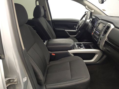 Used 2019 Nissan Titan SV w/ SV Convenience Package image 21