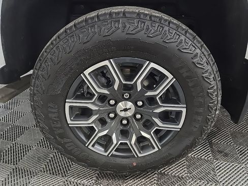 Used 2025 Chevrolet Colorado Z71 AWD/4WD image 13