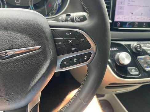Used 2024 Chrysler Pacifica Touring-L FWD image 16