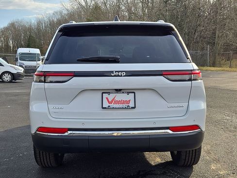 Used 2023 Jeep Grand Cherokee Laredo image 5