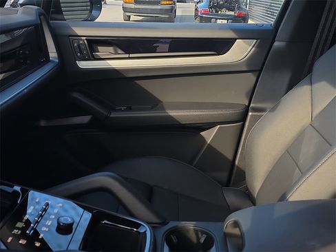 Used 2025 Porsche Cayenne image 23