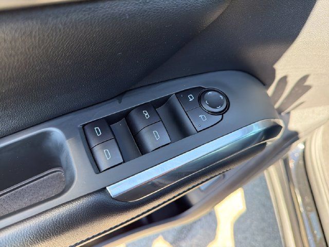Used 2025 Chevrolet Traverse LT FWD image 15