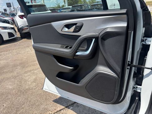 Used 2025 Chevrolet Blazer LT FWD image 18