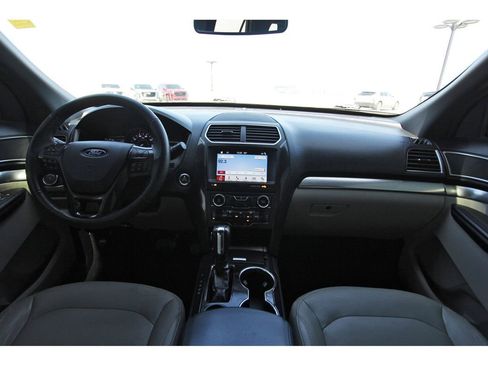 Used 2018 Ford Explorer XLT w/ Equipment Group 202A image 9