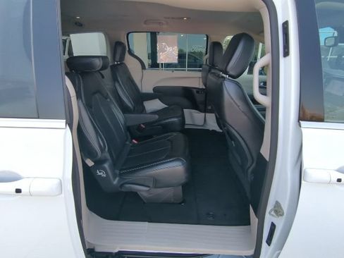 Used 2024 Chrysler Pacifica Touring-L FWD image 18