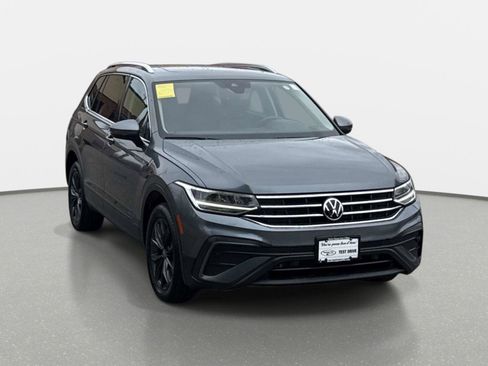 Used 2022 Volkswagen Tiguan SE w/ Panoramic Sunroof Package image 3