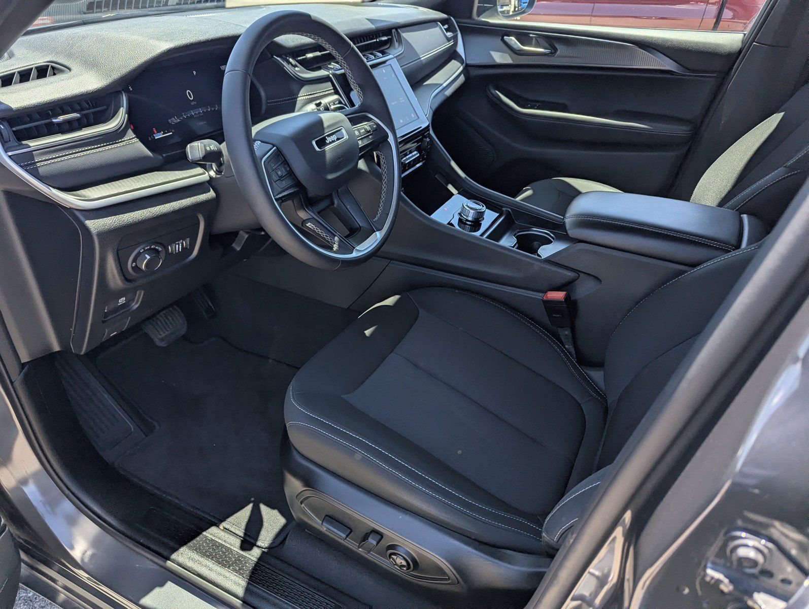 Used 2025 Jeep Grand Cherokee Laredo X AWD/4WD image 9