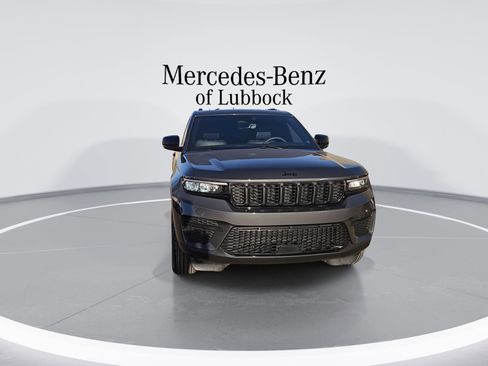 Used 2025 Jeep Grand Cherokee Altitude image 2