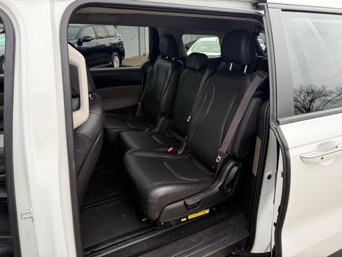 Used 2025 Kia Carnival image 14